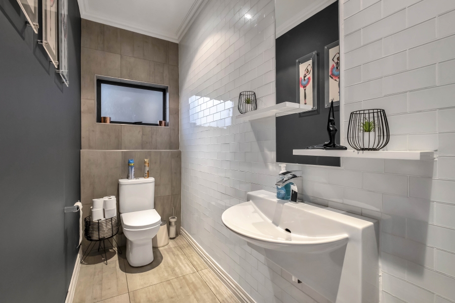 6 Bedroom Property for Sale in Linden Gauteng