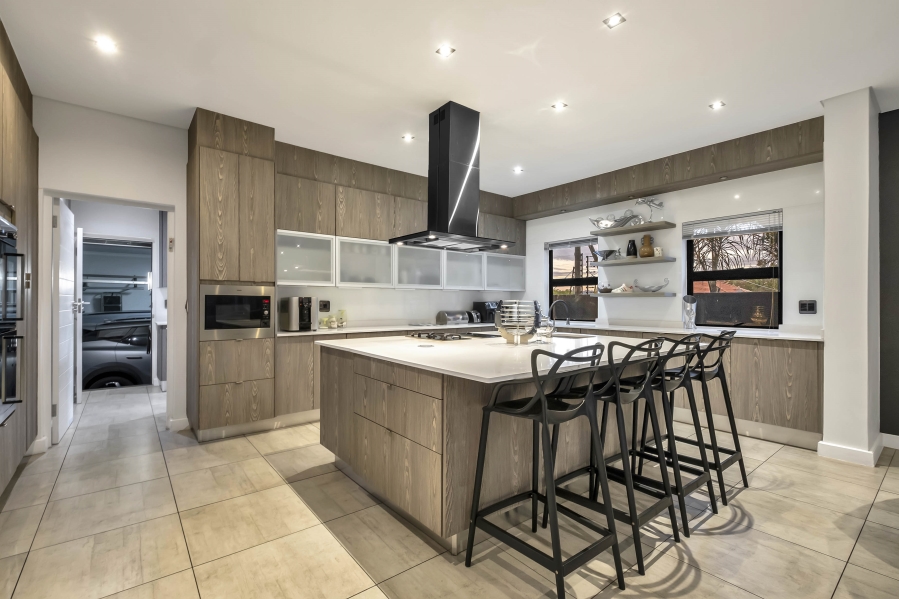 6 Bedroom Property for Sale in Linden Gauteng