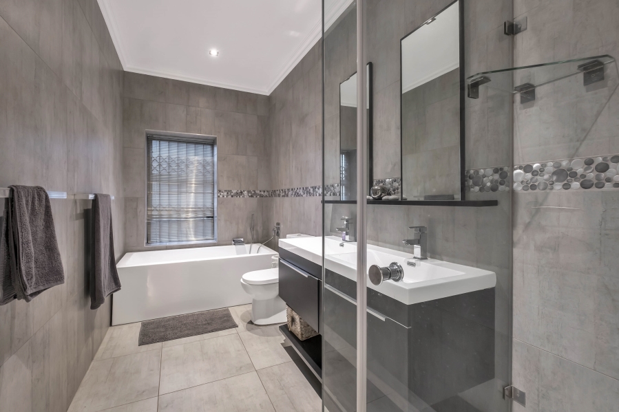 6 Bedroom Property for Sale in Linden Gauteng