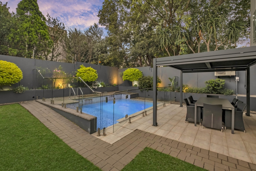 6 Bedroom Property for Sale in Linden Gauteng