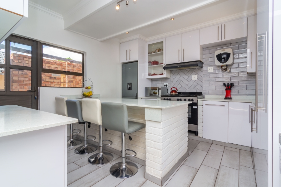 4 Bedroom Property for Sale in Fleurhof Gauteng