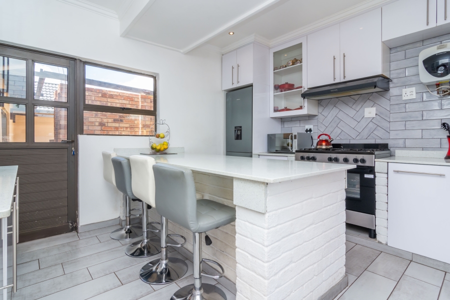 4 Bedroom Property for Sale in Fleurhof Gauteng