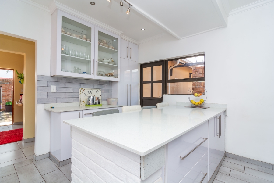 4 Bedroom Property for Sale in Fleurhof Gauteng