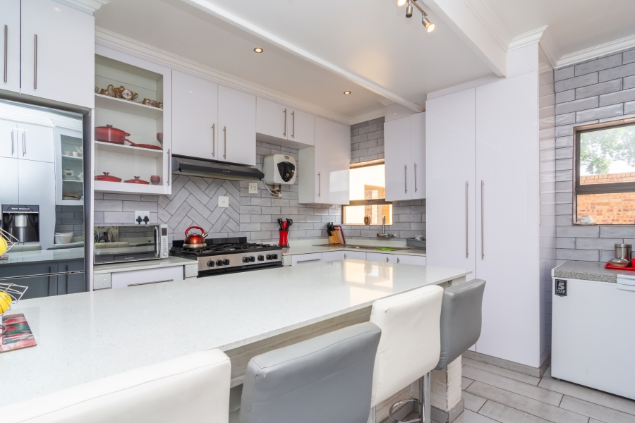 4 Bedroom Property for Sale in Fleurhof Gauteng