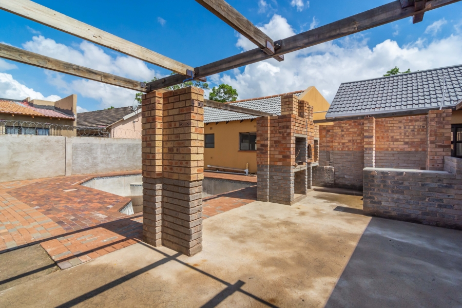 4 Bedroom Property for Sale in Fleurhof Gauteng