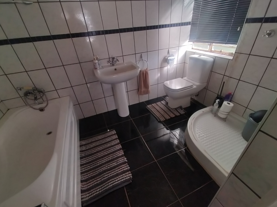 6 Bedroom Property for Sale in Onderstepoort Gauteng