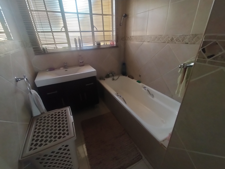 5 Bedroom Property for Sale in Amandasig Gauteng
