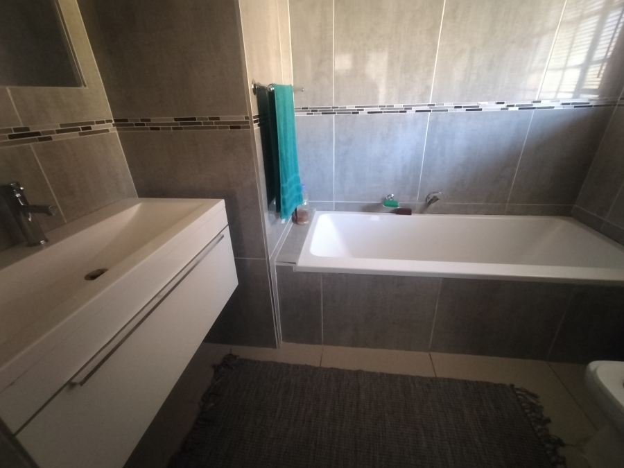 5 Bedroom Property for Sale in Amandasig Gauteng