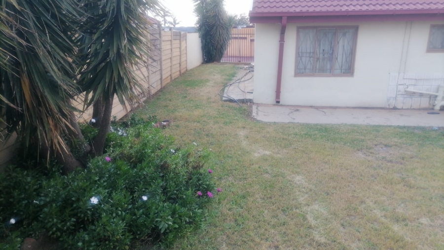 2 Bedroom Property for Sale in Lotus Gardens Gauteng