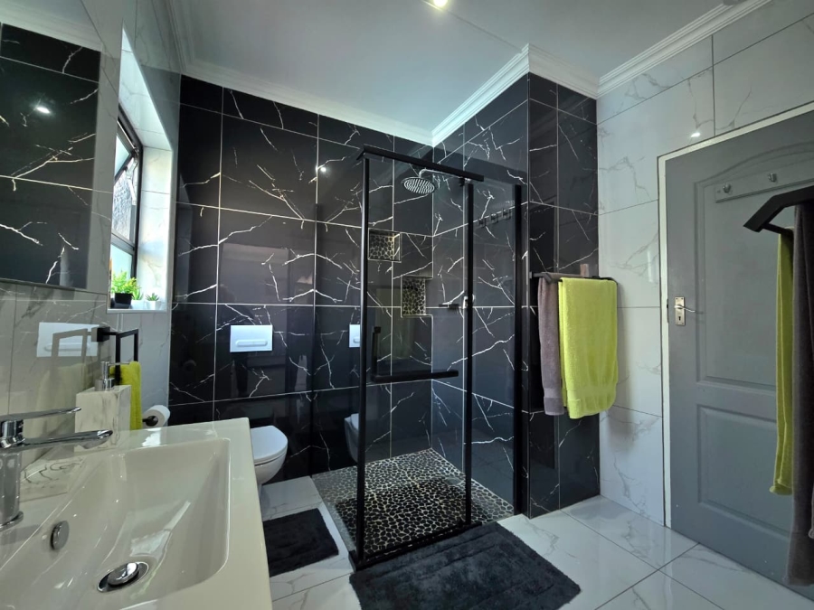 5 Bedroom Property for Sale in Raceview Gauteng