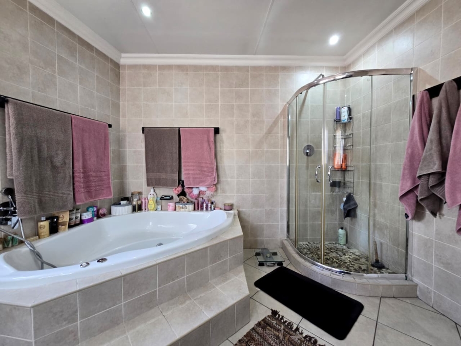 5 Bedroom Property for Sale in Raceview Gauteng