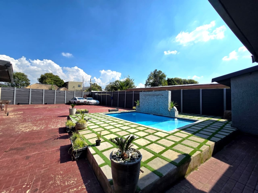5 Bedroom Property for Sale in Raceview Gauteng