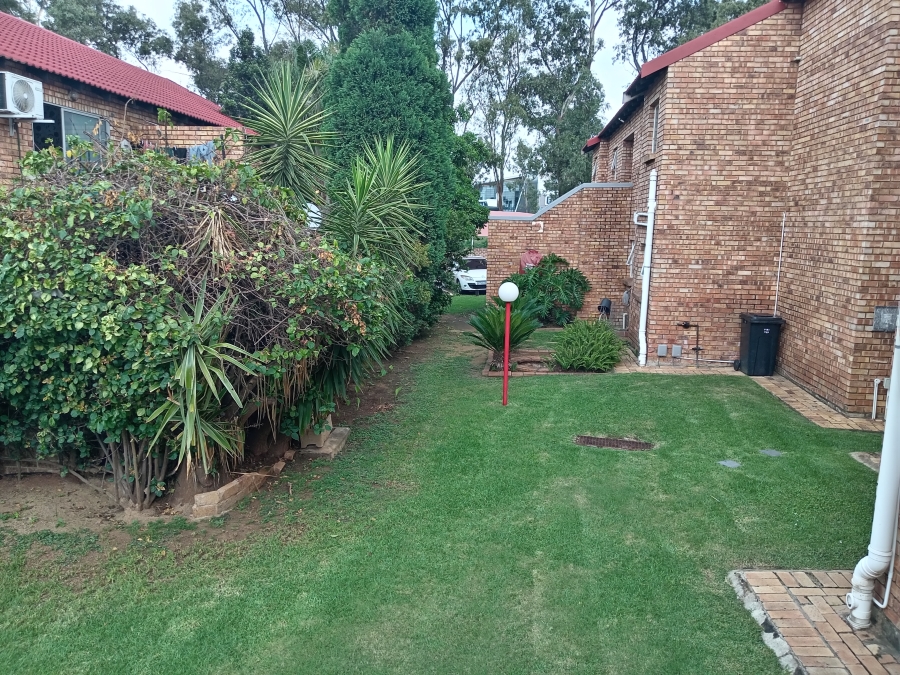To Let 2 Bedroom Property for Rent in Liefde en Vrede Gauteng