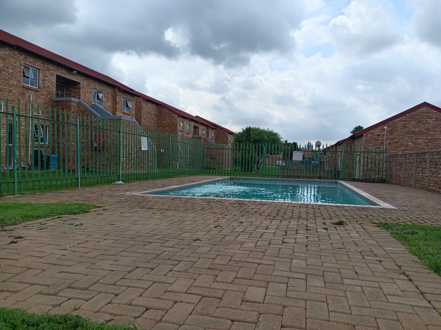 To Let 2 Bedroom Property for Rent in Liefde en Vrede Gauteng