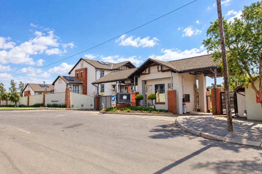 2 Bedroom Property for Sale in Crowthorne AH Gauteng