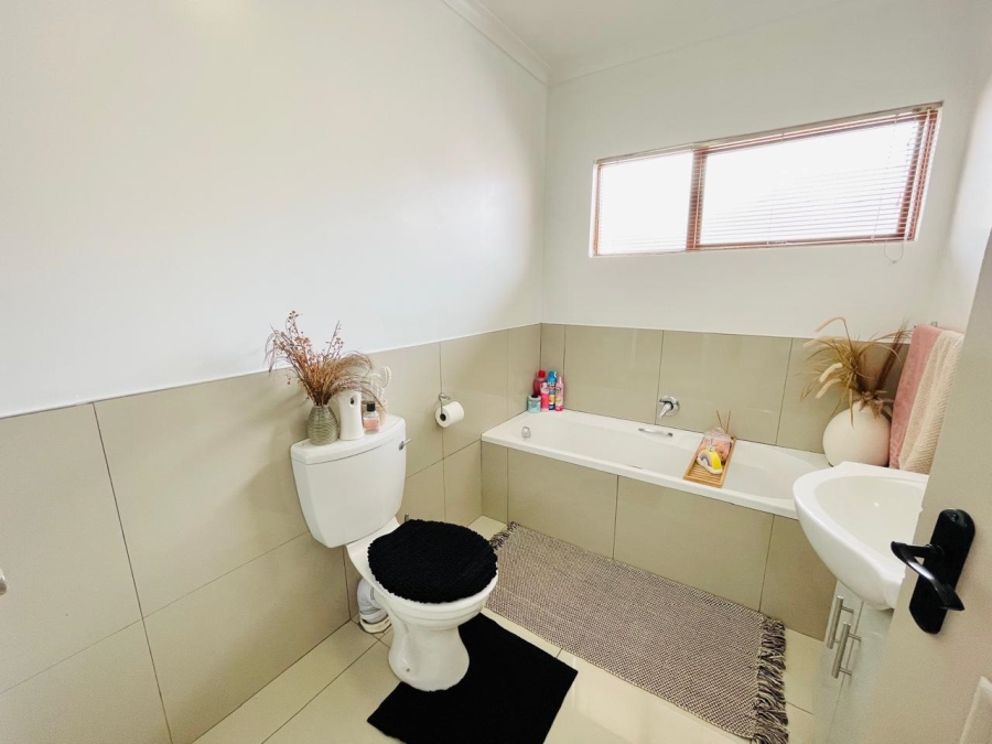 4 Bedroom Property for Sale in Mulbarton Gauteng