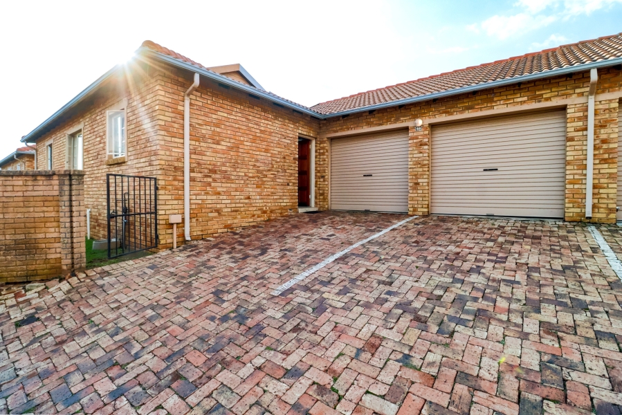 3 Bedroom Property for Sale in Kosmosdal Gauteng