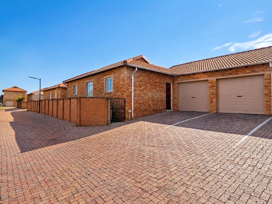 3 Bedroom Property for Sale in Kosmosdal Gauteng