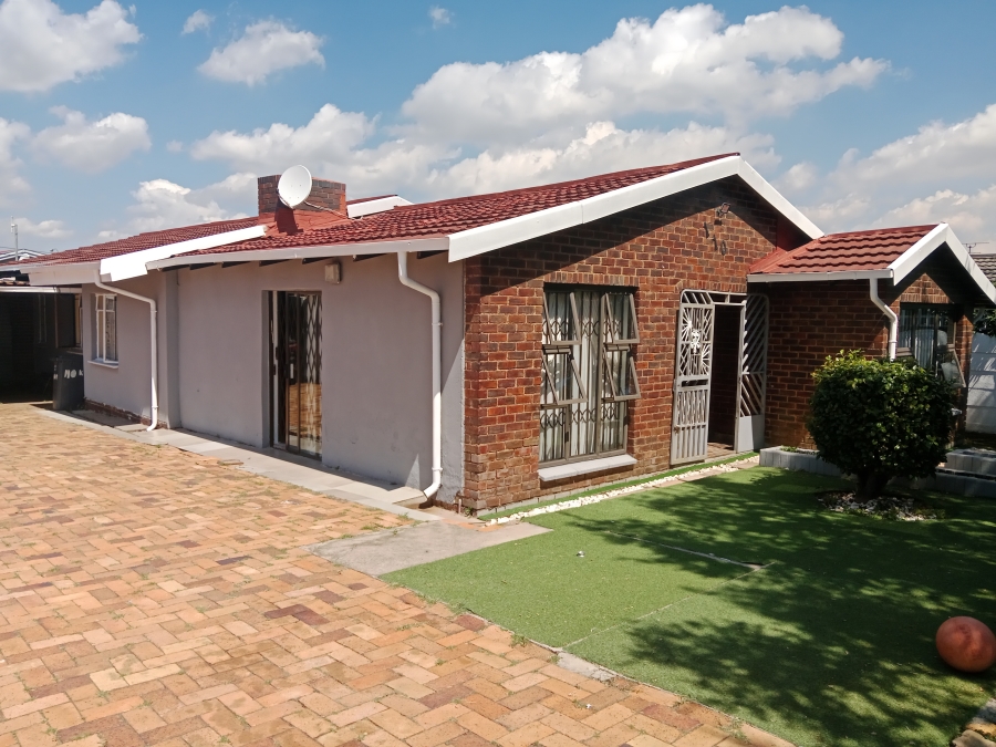 4 Bedroom Property for Sale in Crown Gardens Gauteng