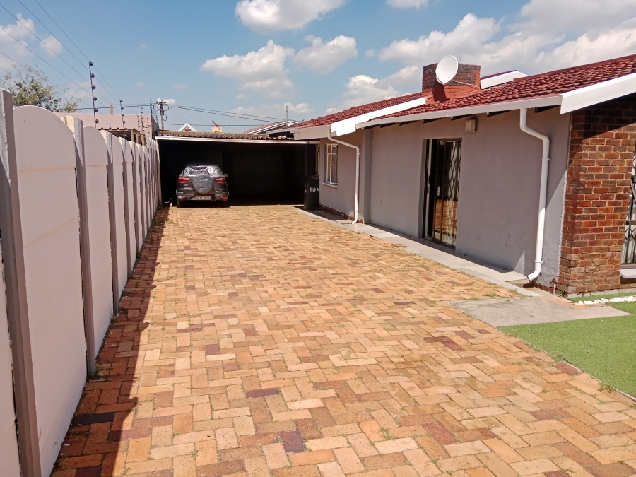 4 Bedroom Property for Sale in Crown Gardens Gauteng