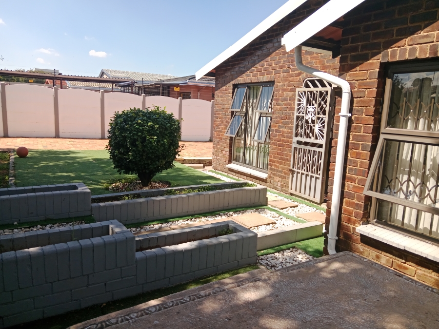 4 Bedroom Property for Sale in Crown Gardens Gauteng