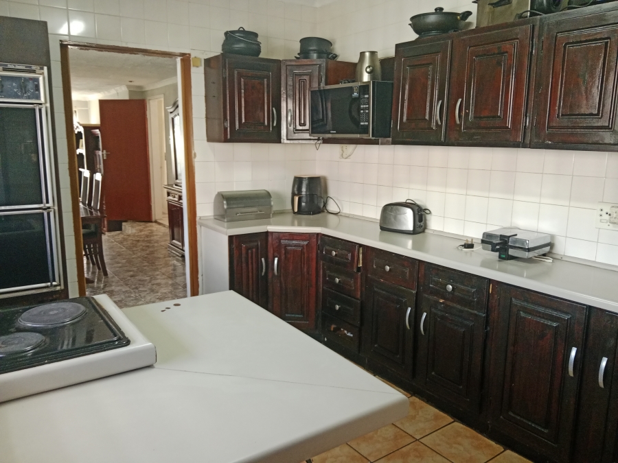 4 Bedroom Property for Sale in Crown Gardens Gauteng