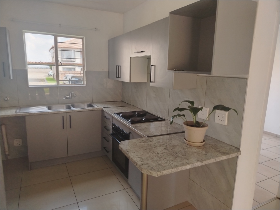 To Let 2 Bedroom Property for Rent in Sonneveld Gauteng