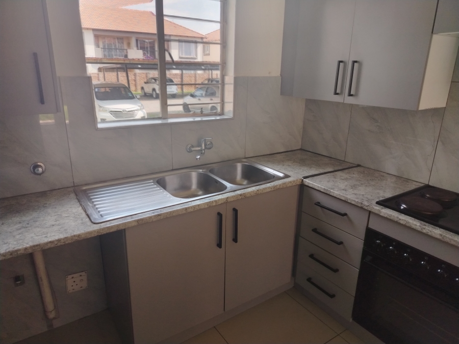 To Let 2 Bedroom Property for Rent in Sonneveld Gauteng