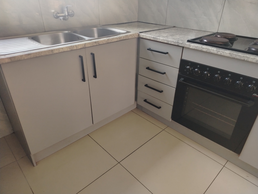 To Let 2 Bedroom Property for Rent in Sonneveld Gauteng