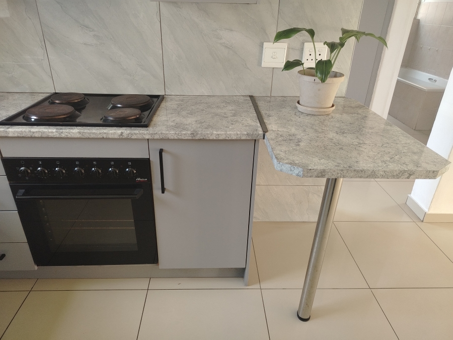 To Let 2 Bedroom Property for Rent in Sonneveld Gauteng