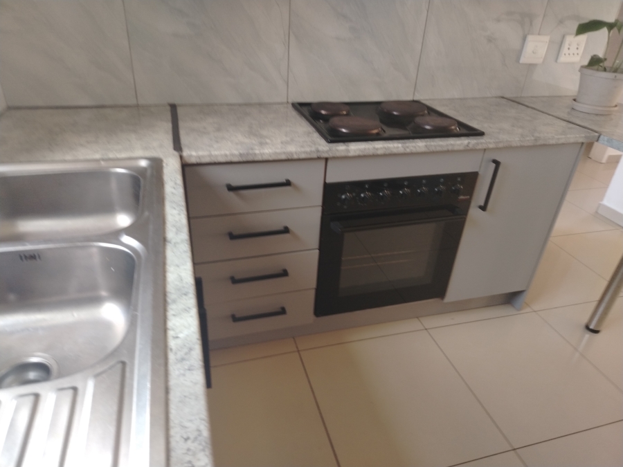 To Let 2 Bedroom Property for Rent in Sonneveld Gauteng