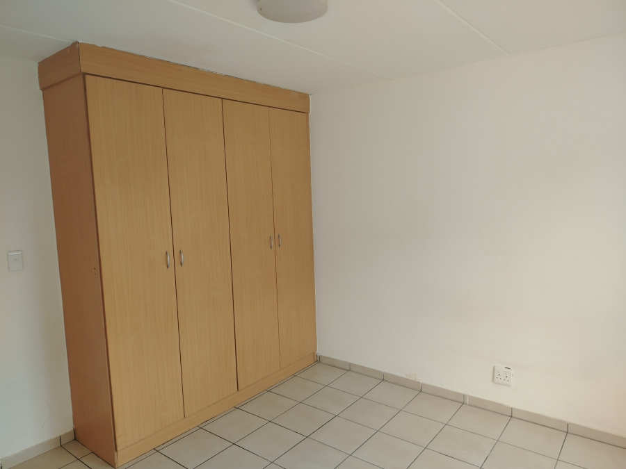 To Let 2 Bedroom Property for Rent in Sonneveld Gauteng