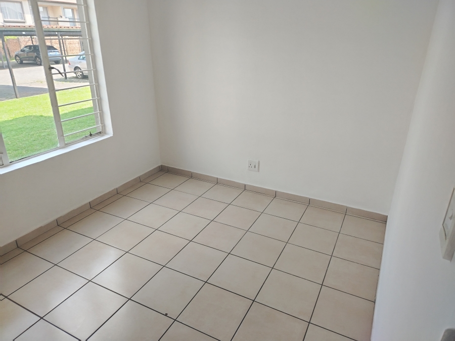 To Let 2 Bedroom Property for Rent in Sonneveld Gauteng
