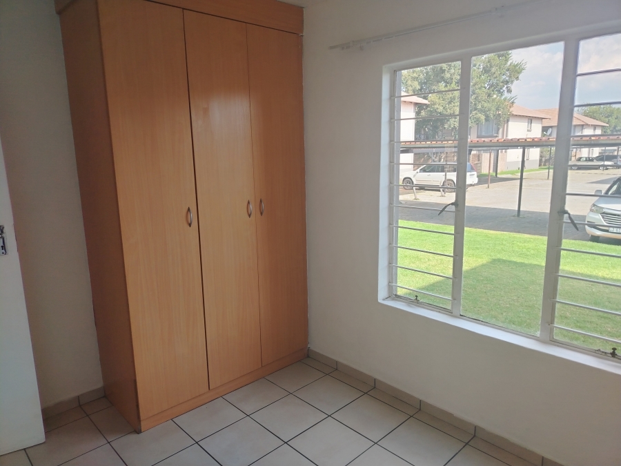 To Let 2 Bedroom Property for Rent in Sonneveld Gauteng