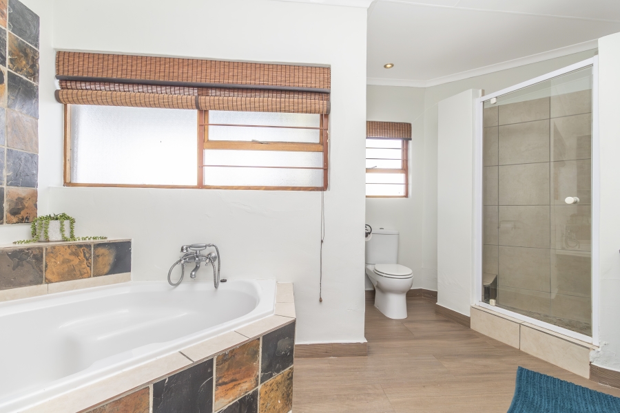 4 Bedroom Property for Sale in Magaliessig Gauteng