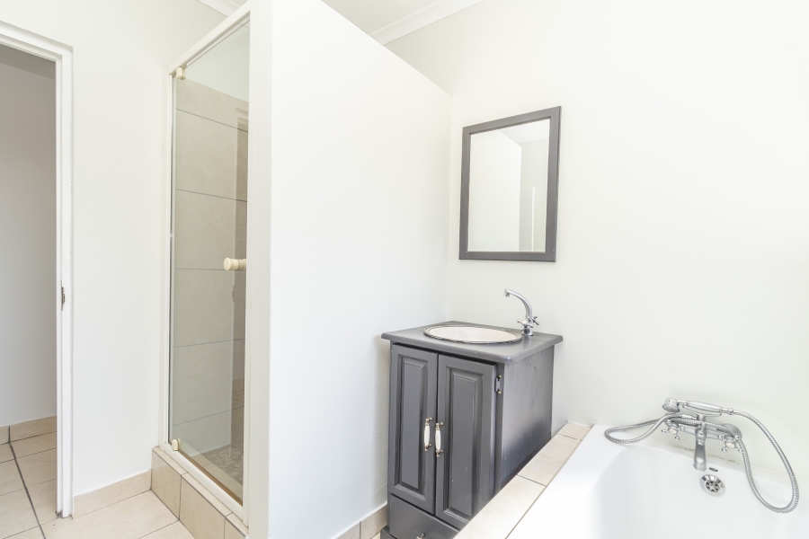 4 Bedroom Property for Sale in Magaliessig Gauteng