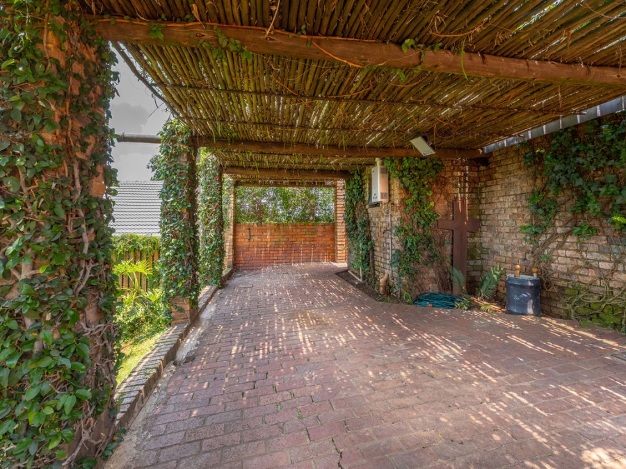 4 Bedroom Property for Sale in Waverley Gauteng