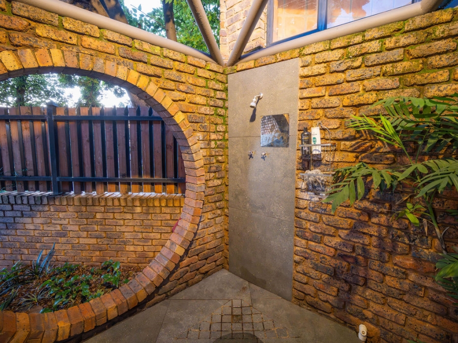 4 Bedroom Property for Sale in Waverley Gauteng