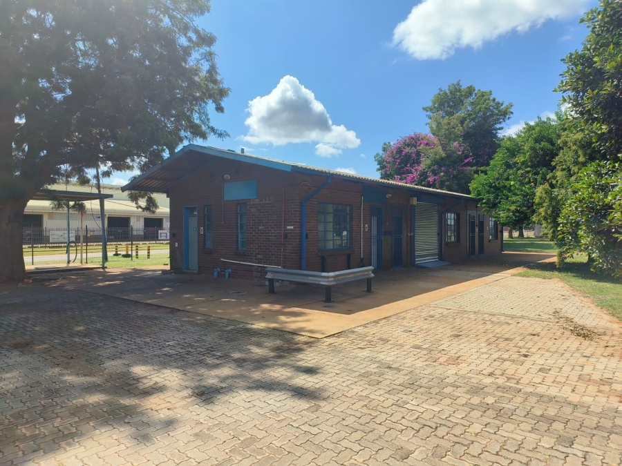 To Let Commercial Property for Rent in Rosslyn Gauteng