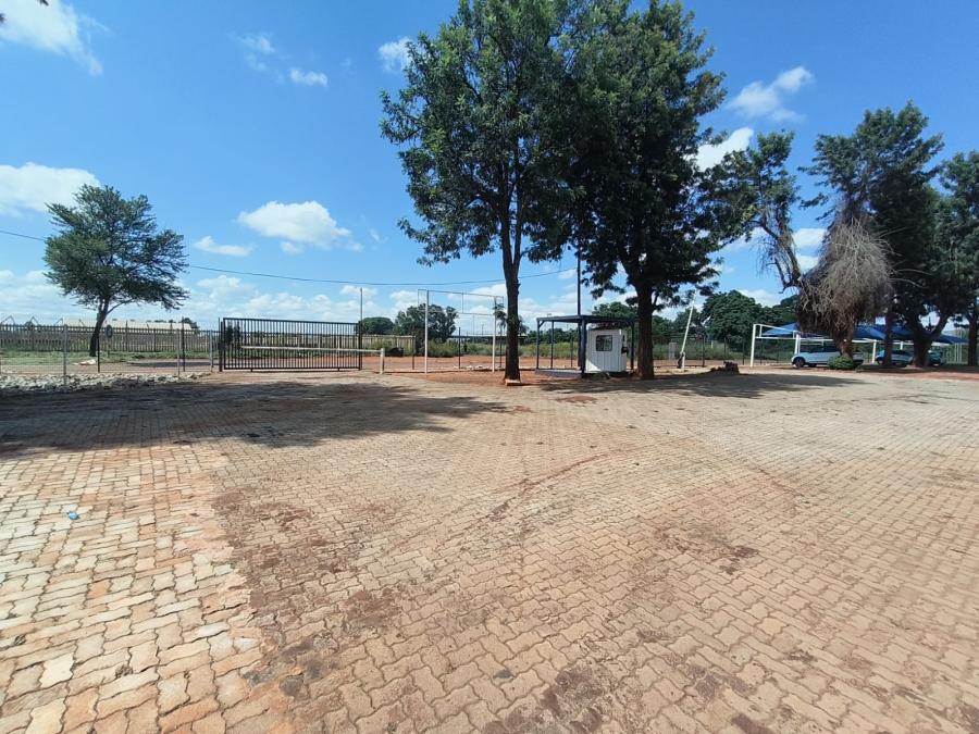 To Let Commercial Property for Rent in Rosslyn Gauteng