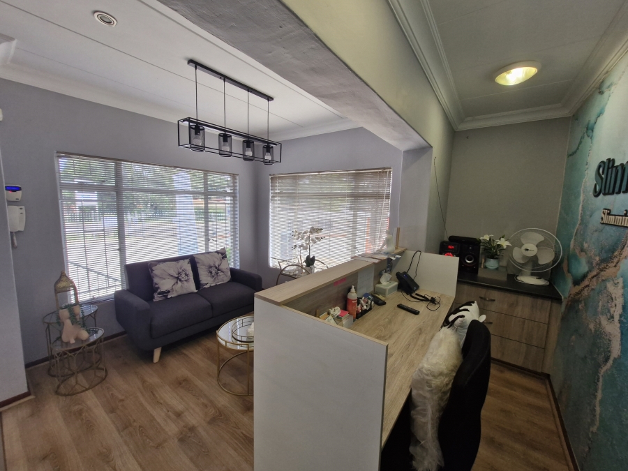 To Let Commercial Property for Rent in Wierda Park Gauteng