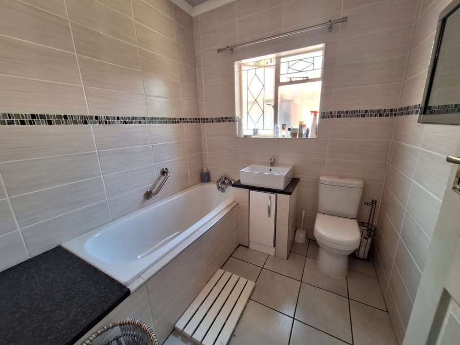 4 Bedroom Property for Sale in Vanderbijlpark SE 6 Gauteng
