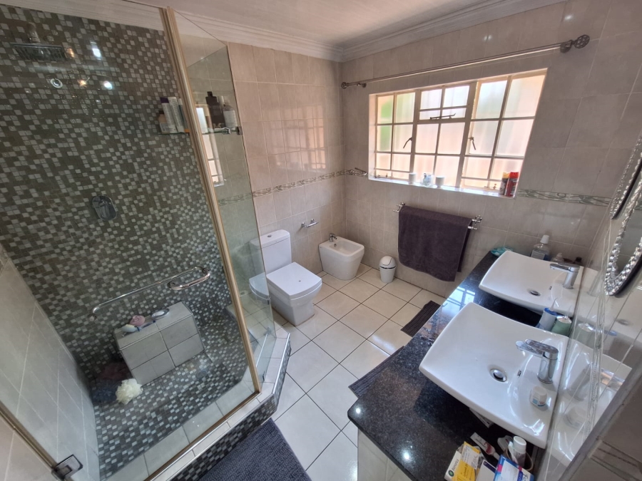 4 Bedroom Property for Sale in Vanderbijlpark SE 6 Gauteng