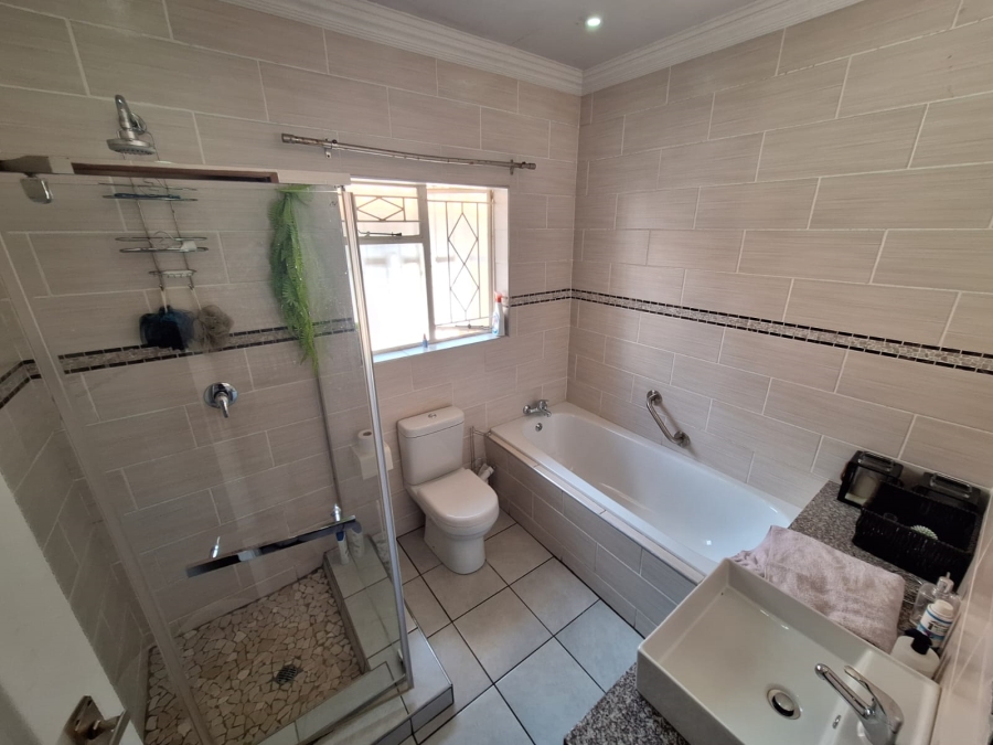 To Let 4 Bedroom Property for Rent in Vanderbijlpark SE 6 Gauteng