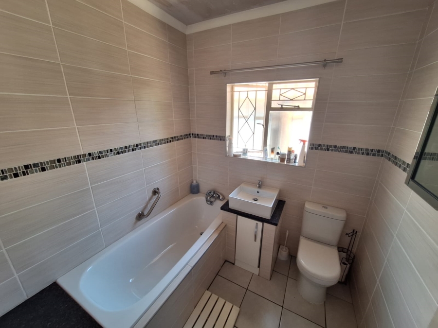 To Let 4 Bedroom Property for Rent in Vanderbijlpark SE 6 Gauteng