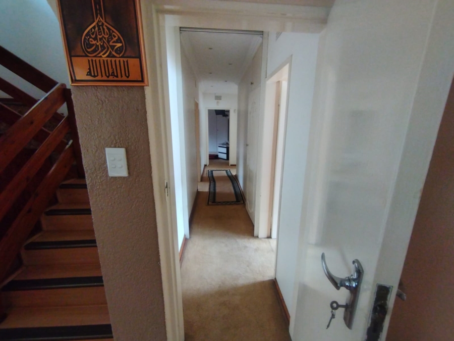 6 Bedroom Property for Sale in Lenasia Ext 1 Gauteng