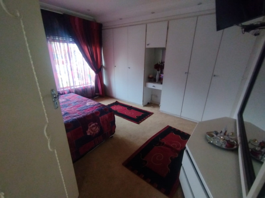 6 Bedroom Property for Sale in Lenasia Ext 1 Gauteng