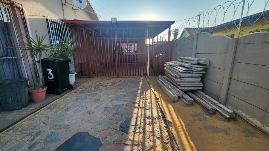 3 Bedroom Property for Sale in Crown Gardens Gauteng