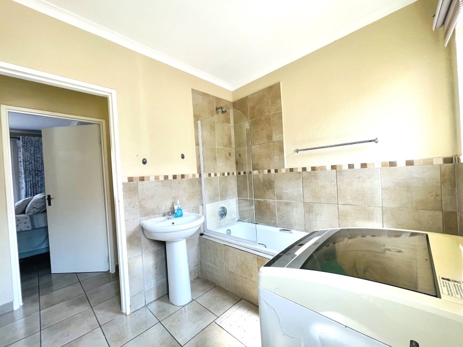 3 Bedroom Property for Sale in Kosmosdal Gauteng