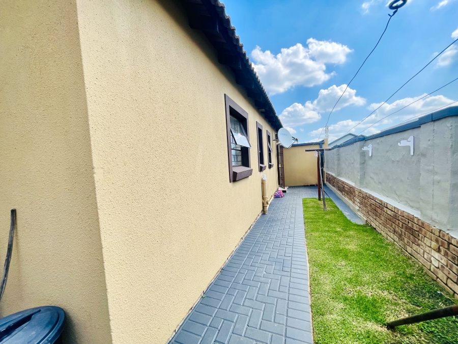 3 Bedroom Property for Sale in Kosmosdal Gauteng